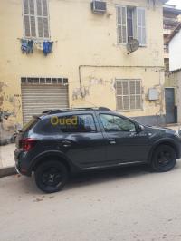 سكيكدة-الجزائر-سيارة-صغيرة-dacia-sandero-stepway-2019