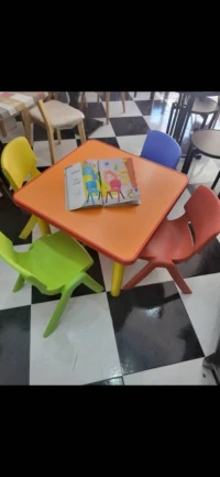 Table de creche plusieurs couleurs 