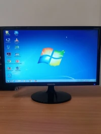 pc de bureau avec une table