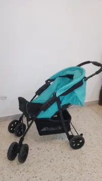 عربة اطفال بحالة ممتازة للبيع hauck
