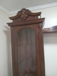 مكتبة كبيرة الحجم بعدة رفوف