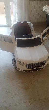 مركبات-و-مسارات-vend-voiture-electrique-enfant-suv-blanc-roues-caoutchouc-telecommande-بني-مسوس-الجزائر