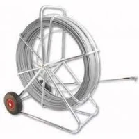 Aiguille tirage de cable fibre optique enroulé sur devidoir avec roulettes 