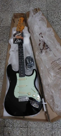 Belle guitare électrique Eko Stratocaster.
