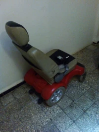 Chaise roulante électrique pour handicapé très bon état