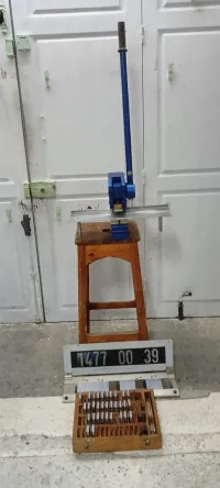 Presse plaque d'immatriculation + 2 machine clé double 