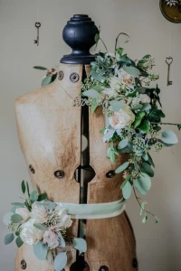 tous ce qui concerne la couture et broderie : haute couture , commande urgente ,