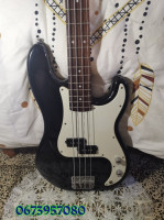 basse-une-guitare-squier-skikda-algerie