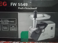 vend hachoir à viande et un appareil à préparer des sandwichs.