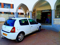 voitures-renault-clio-2-2003-ملبسة-كومبيس-mostaganem-algerie