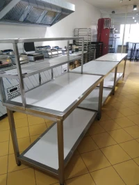 TABLES DE TRAVAIL EN INOX