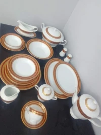 Service de table 80 pieces  tres jolie neuf 