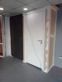PORTE MDF ET BOIS ROUGE