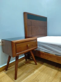 Un lit plus une table de nuit en bois