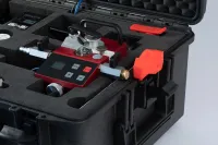 MACHINE DE SOUFFLAGE DE FIBRES EXTRÊMEMENT COMPACTE À COMMANDE ÉLECTRIQUE