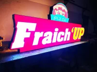 Fabrication des enseignes et plaques lumineuses 