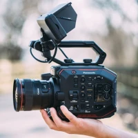 CAMERA PROFESSIONNELLE PANASONIC EVA1 CAPTEUR SUPER 35mm 5.7K 5720 X 3016 VIDEO 4K DE QUALITE CINEMA