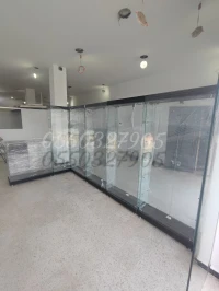 Vitrine armoire et présentoir d'exposition en verre 