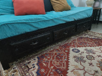 lits-banquette-en-bois-rouge-bordj-el-bahri-alger-algerie