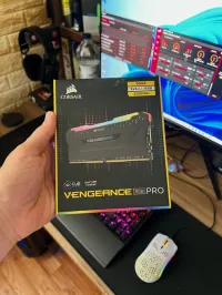 VENGEANCE RGB PRO 16 GO (2 x 8 GO) DDR4 DRAM 3 200 MHz C16