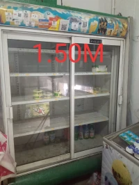 Deux frigos un frigo présentoir un congélateur 