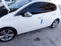 voitures-peugeot-208-2015-allure-facelift-drean-el-tarf-algerie