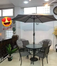 Table de jardin en 4 chaises avec parasol