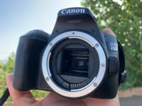 canon 250 d  les click 8 k avec objectif 50 mm 1.8 