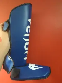 Protège tibia + gants de boxe + short de kick boxing + protège dents