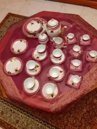 Ensemble complet porcelaine compose de 02 services à café et un autre à  gateau à café et gateau