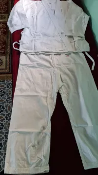 KIMONO KARATE 10-12 ans bonne etat Pontalon (86 cm / Veste 70 cm) Prix 3500 DA unite