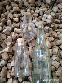Bouchons en liège naturel.سدادات الفلين