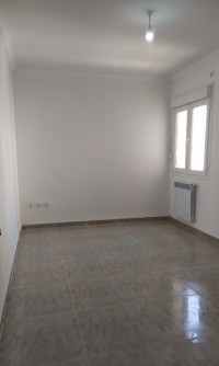 appartement-location-f4-alger-mahelma-algerie