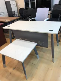 Bureau blond en Mélaminé avec Piètement Métallique Ajustable + Table Basse Assortie