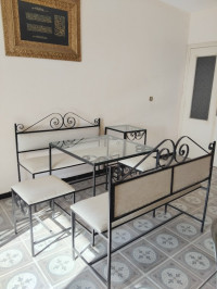 meubles-dexterieur-ensemble-2-tables-banquettes-bancs-fer-forge-tissus-beige-et-vitres-annaba-algerie