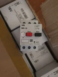  un disjoncteur de protection moteur ABL MS-1.6. 
