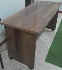 matériel pour une école (tables chaises bureaux tableau)