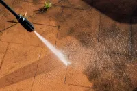 Nettoyage après pluie de sable