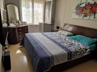 Chambe: lit king size en bois massif de Malaisie + 2 tables de nuits + armoire penderie + commode+  