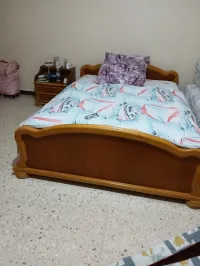 Lit et coiffeuse et table de nuit  et armoire