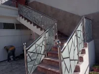 RAMPE EN INOX ET EN VERRE 