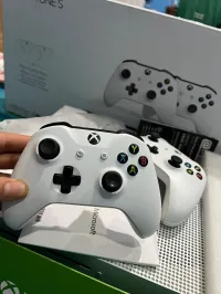 XBOX ONE S avec boite et deux manettes