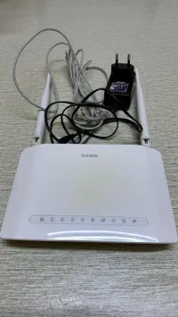 Routeur Wi-Fi ADSL D-Link DSL-2750U avec alimentation et câbles