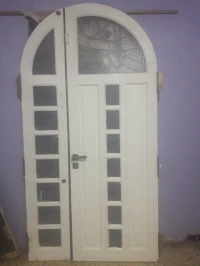 باب خشبي مع باب حديدي
