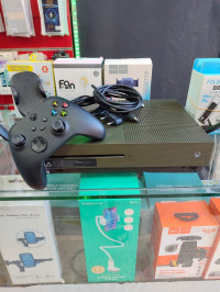 consoles-xbox-one-s-1t-manette-et-les-cable-dorigine-bab-ezzouar-alger-algerie