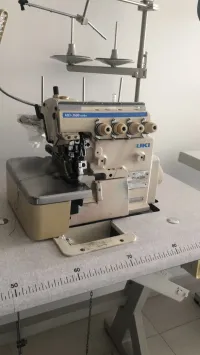 1 MACHINE SURJETEUSE JUKI PRO
