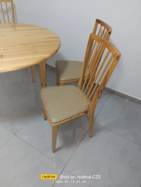Table ronde avec chaises 
