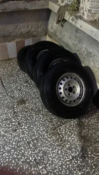 4 roues (pneus+jantes) toyota hilux tres bon etat