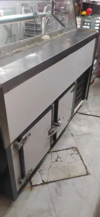 Vends frigo présentoir très bon état.160cm/0.85cm. Moteur :LG. 
