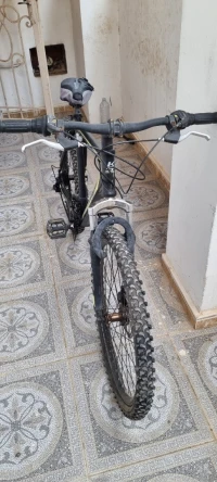 Vélo marque KS CYCLING en très bon état frein à disque ramené de france cet été vélo tout révisé